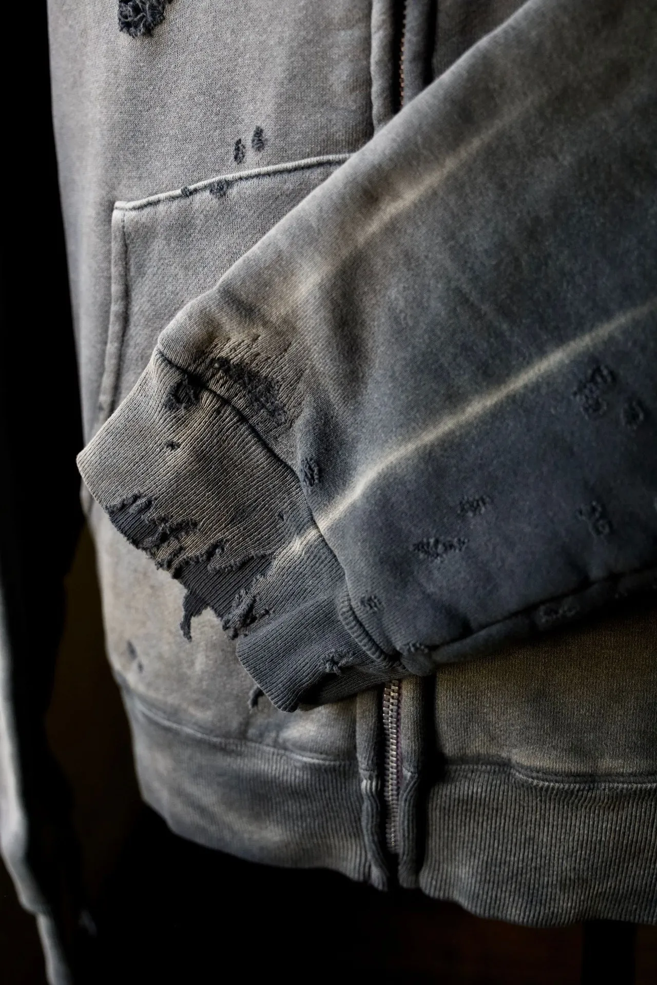 SAINT Mxxxxxx DBL FACE ZIP UP HOODIE/CHARCOAL Double-layer destroyed waffle zipper jacket, washed black S-XL, a style that has been used in the summer. After continuous fine polishing, it has finally been shipped. The finished product is simply a work of art. Super heavy washing to make the weather look old. Multiple water fades. Excessive manual wormhole damage processing. Deconstruction and reorganization embroidery technology. Custom-made zipper with LOGO. The color details of the zipper webbing are also correct. Original grade fruit main label and wash water label. Top purchasing grade. A layer of waffle fabric is added to the inner lining to make the overall texture stronger and increase the comfort and warmth of the wearer.